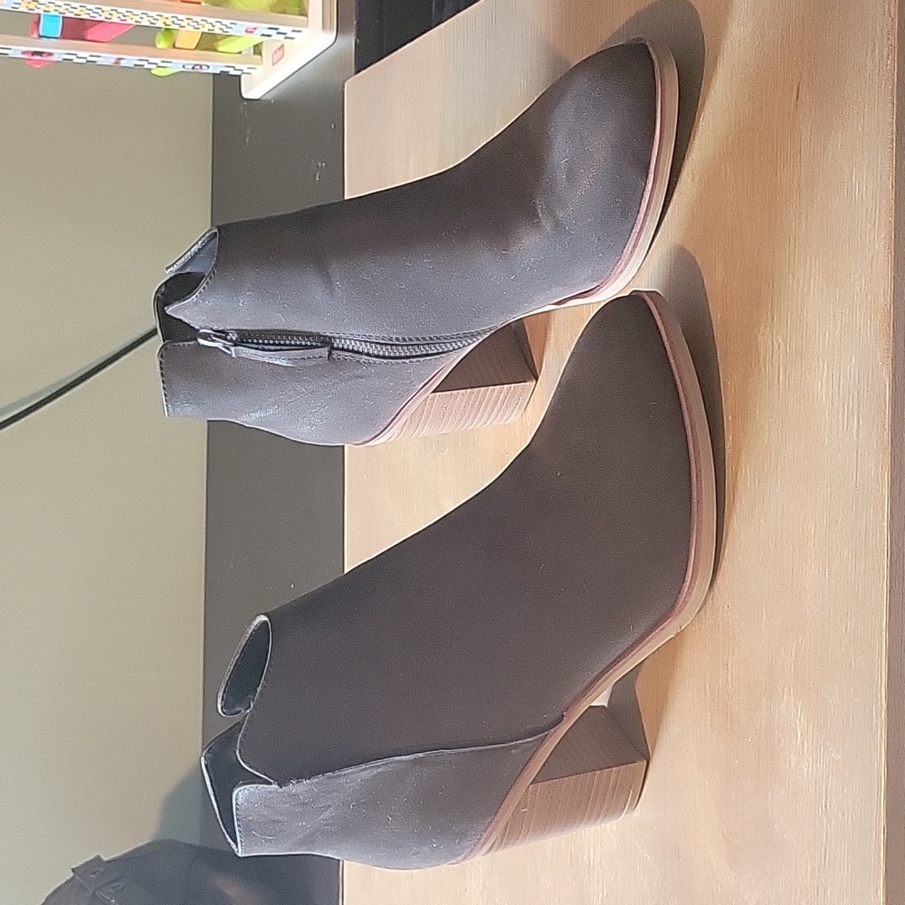 Zip up MIA boots